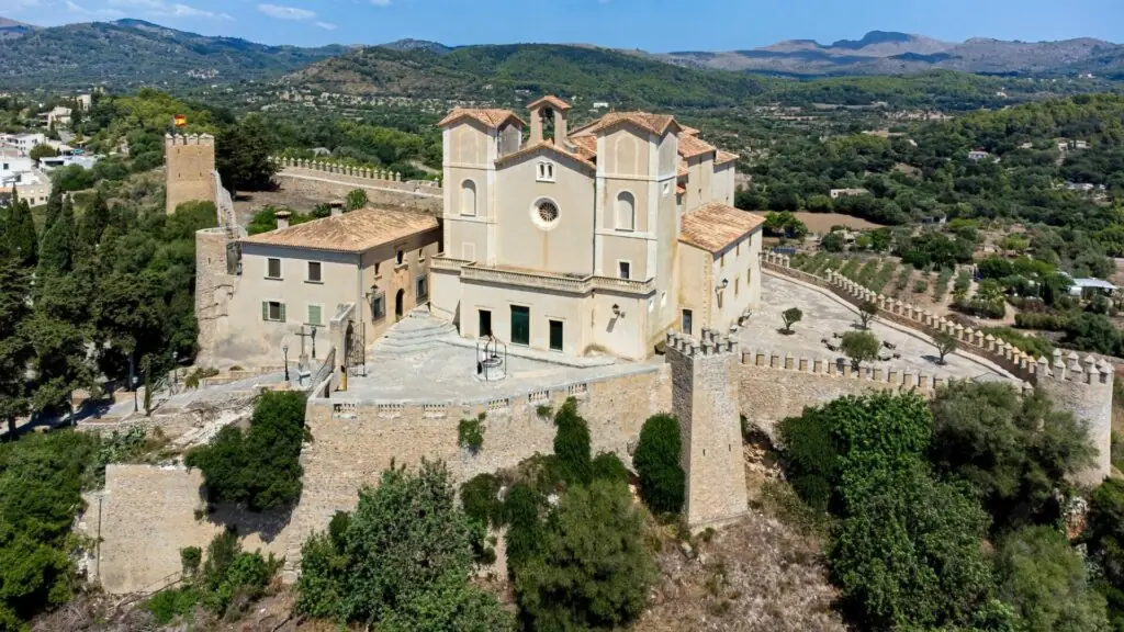 Wallfahrtskirche und Festungsmauern von Sant Salvador über Artà