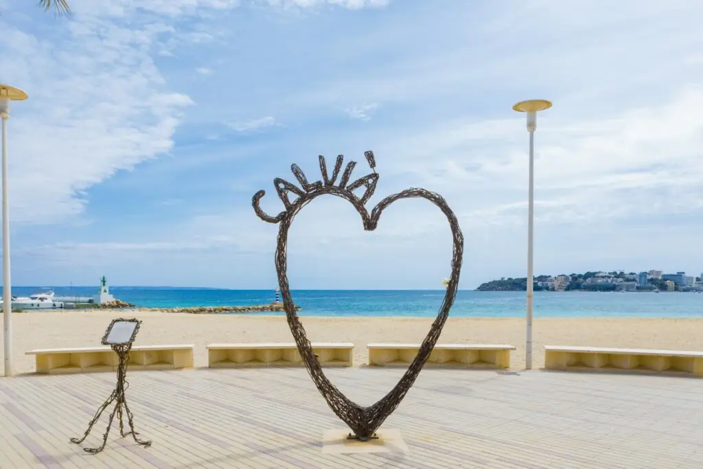 Calvià Skulptur am Strand