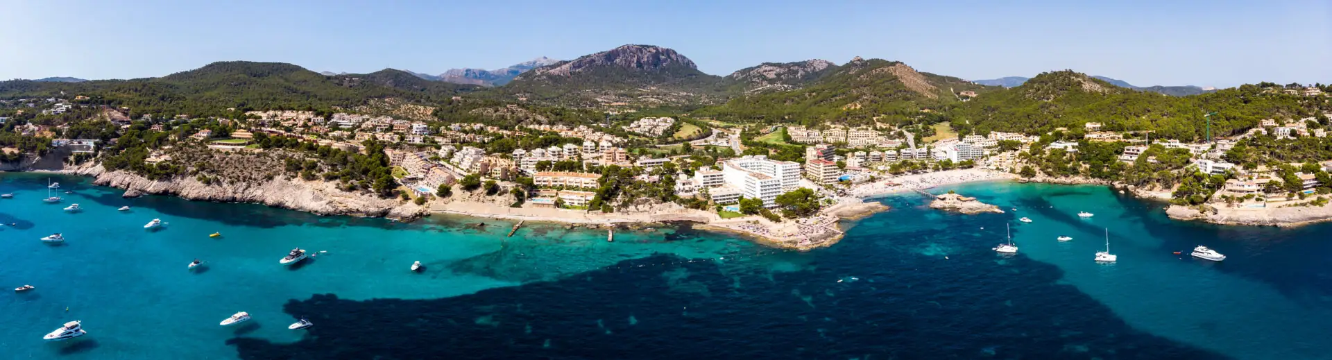 Vista aérea de Camp de Mar con sus hoteles y playas