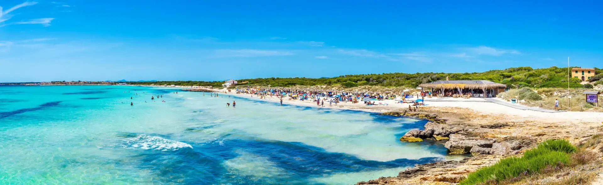 Türkisfarbenes Wasser am Strand Es Trenc bei Campos
