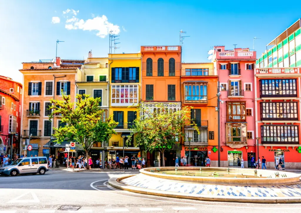 Bunte Häuserreihe in der Hauptstadt von Mallorca