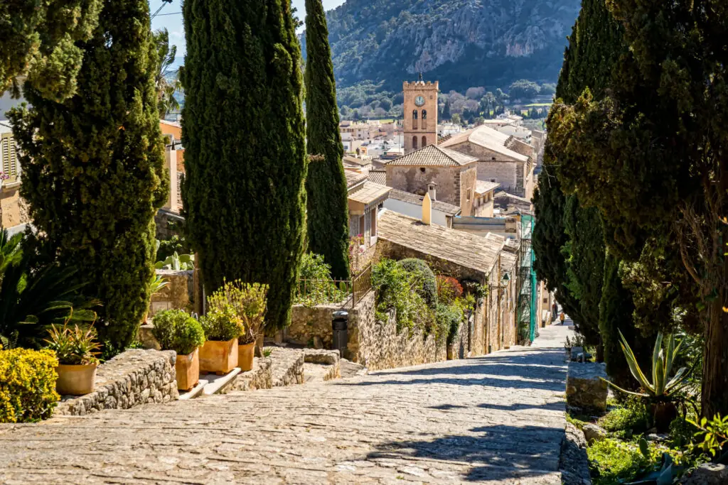 Calvari-Treppe in der Altstadt von Pollensa mit Blick über die Dächer