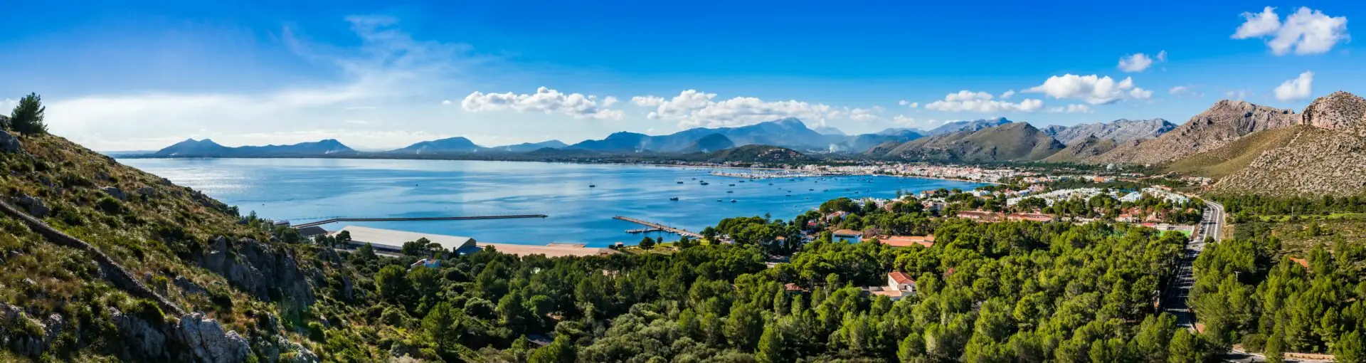 Blick auf die Küste auf Mallorca Spanien, schöne Bucht von Port de Pollensa Mittelmeer