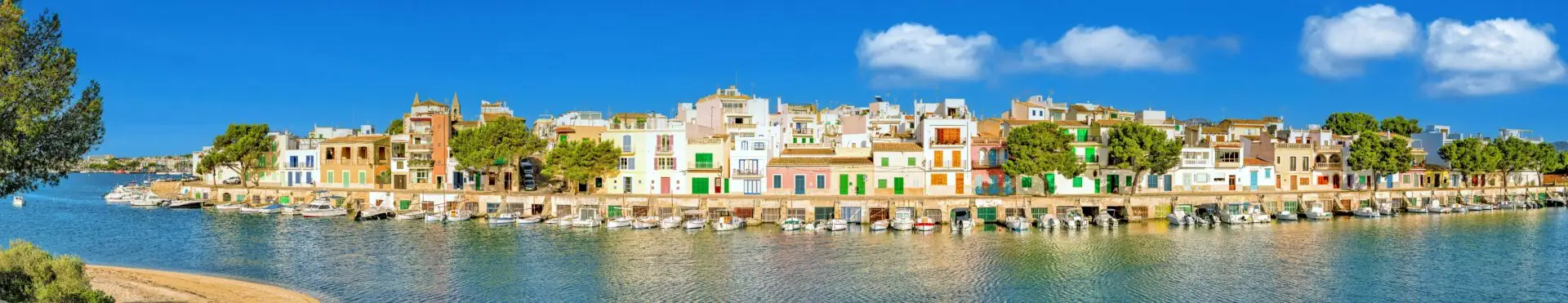 Panorama des Naturhafens von Portocolom