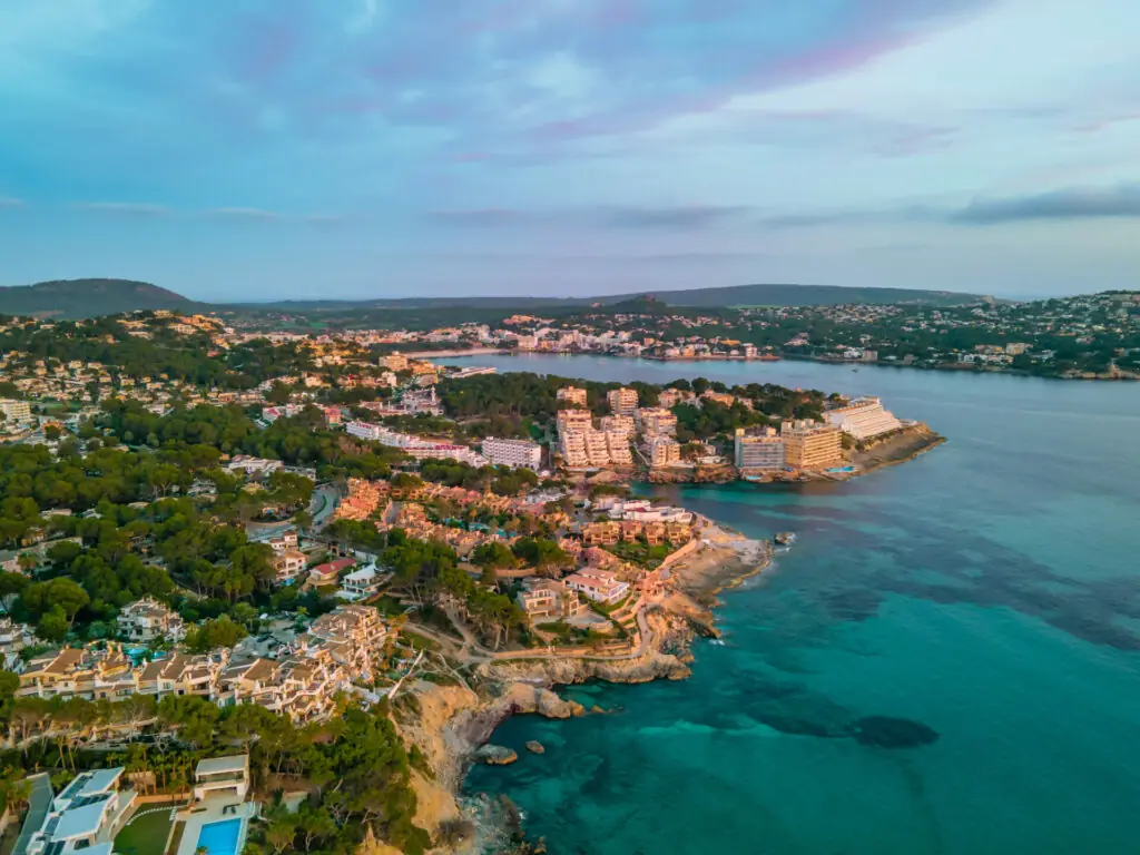 Santa Ponsa farbenfroher Sonnenuntergang mit einer Drohnen-Luftaufnahme