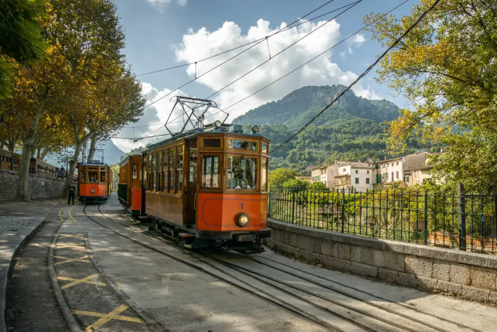 Historische Straßenbahn von Sóller auf ihrer Strecke zum Hafen