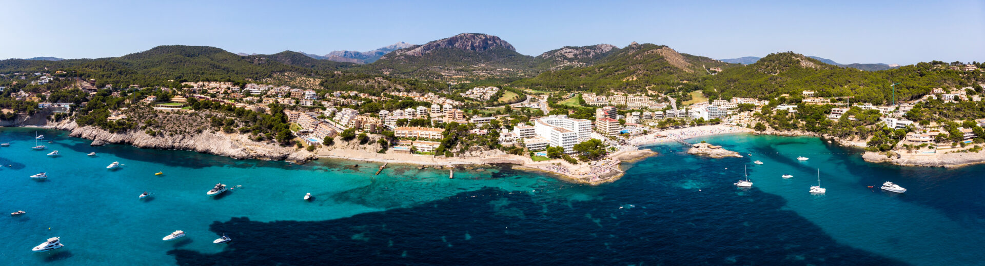 Luftaufnahme mit Blick auf Camp de Mar mit Hotels und Stränden