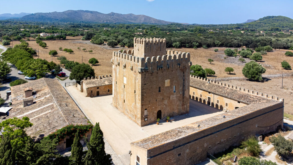 Luftaufnahme des Torre de Canyamel (Canyamel-Turm), eines quadratischen mittelalterlichen Wachturms