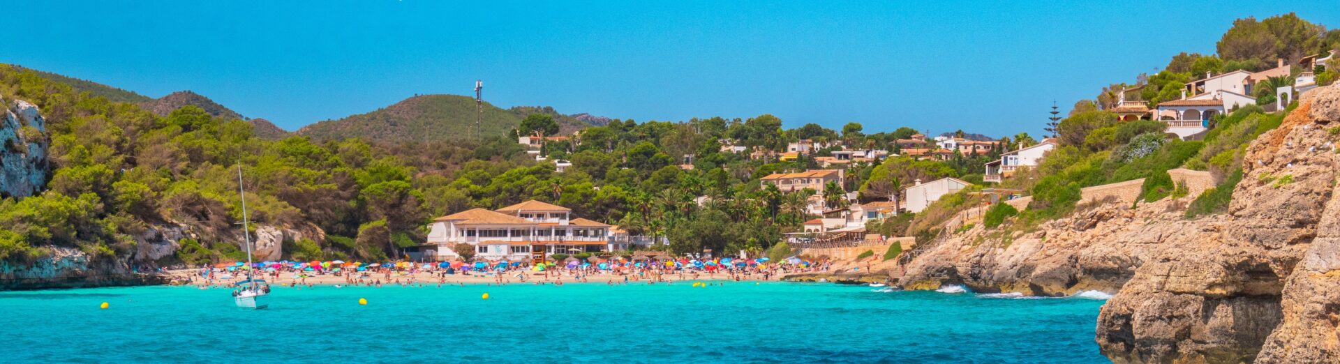 Küstenstreifen von Manacor mit Badestrand und türkisblauen Wasser