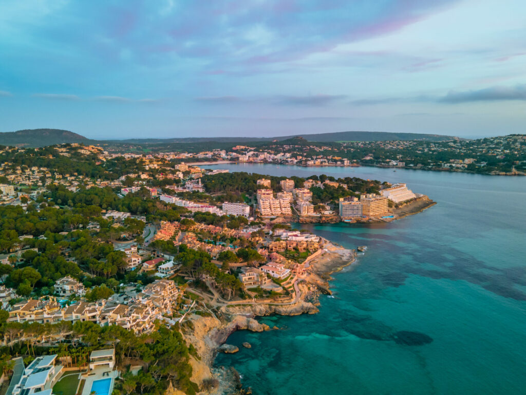 Santa Ponsa farbenfroher Sonnenuntergang mit einer Drohnen-Luftaufnahme